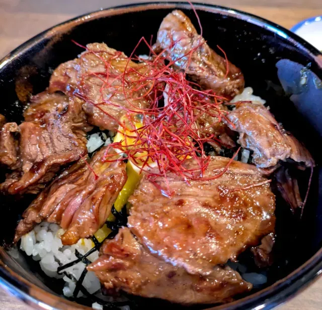 Restoran Ini Jual Rice Bowl Rp100 Perak, Syaratnya Harus Menang Suit!