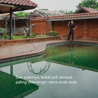 Halaman belakang dilengkapi kolam renang outdoor yang nantinya akan menjadi favorit ketiga anak mereka. Area terbuka tersebut memberikan kesan segar sekaligus menjadi ruang bermain yang menyenangkan bagi keluarga.  (Foto: Instagram/@omeshomesh)
