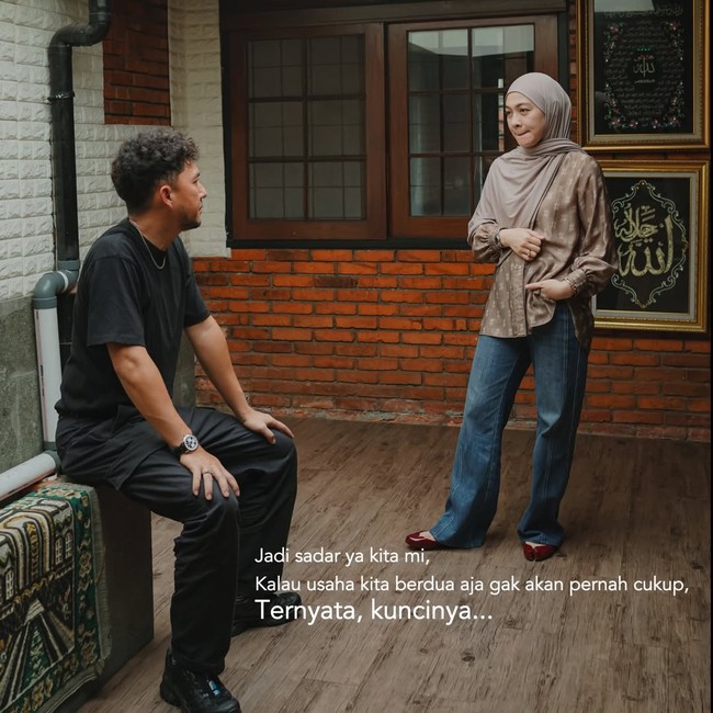Kabar bahagia tersebut dibagikan Omesh melalui akun Instagram pribadinya. Dalam unggahannya, ia mengungkapkan bahwa selama hampir enam tahun dirinya dan sang istri terus mencari rumah yang sesuai sambil menabung secara konsisten. Saat tabungan untuk membeli rumah sudah terkumpul pada 2025, Omesh justru memutuskan menggunakan dana tersebut untuk menunaikan ibadah haji. (Foto: Instagram/@omeshomesh)