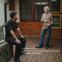 Kabar bahagia tersebut dibagikan Omesh melalui akun Instagram pribadinya. Dalam unggahannya, ia mengungkapkan bahwa selama hampir enam tahun dirinya dan sang istri terus mencari rumah yang sesuai sambil menabung secara konsisten. Saat tabungan untuk membeli rumah sudah terkumpul pada 2025, Omesh justru memutuskan menggunakan dana tersebut untuk menunaikan ibadah haji. (Foto: Instagram/@omeshomesh)