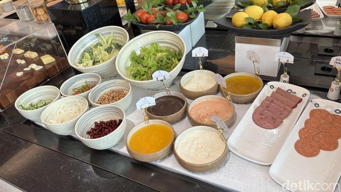 Sajian breakfast di Grand Restaurant The Trans Luxury Hotel Surabaya.