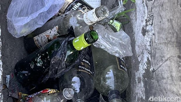 Sampah plastik dan botol miras berserakan di kolong Tol Pettarani, Makassar. Sampah plastik dan botol miras berserakan di kolong Tol Pettarani, Makassar.