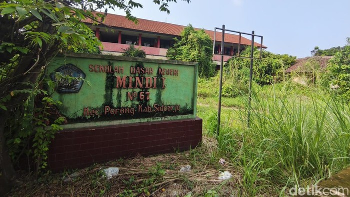 Sekolah mangkrak yang terdampak semburan lumpur lapindo