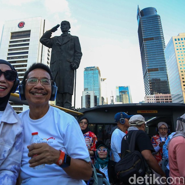 Serunya Lansia Nikmati Panorama Jakarta dari Bus Wisata Atap Terbuka
