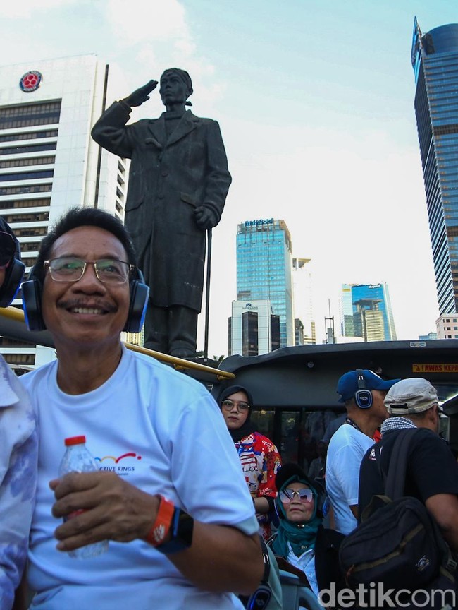 Serunya Lansia Nikmati Panorama Jakarta dari Bus Wisata Atap Terbuka