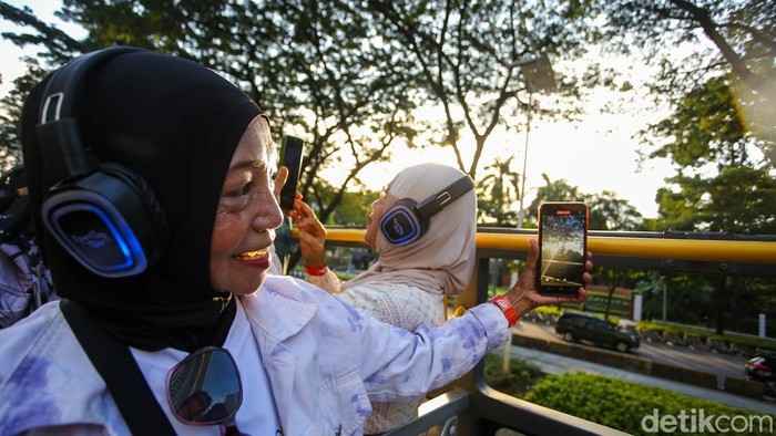 Sejumlah warga lanjut usia menikmati suasana ibu kota dari atas bus wisata Open Top Tour of Jakarta di Jalan Jenderal Sudirman, Jakarta, Kamis (28/5/2026).

Kegiatan yang digelar PT Transportasi Jakarta (Transjakarta) tersebut merupakan bagian dari peringatan Hari Lanjut Usia yang diperingati pada Jumat, 29 Mei.
