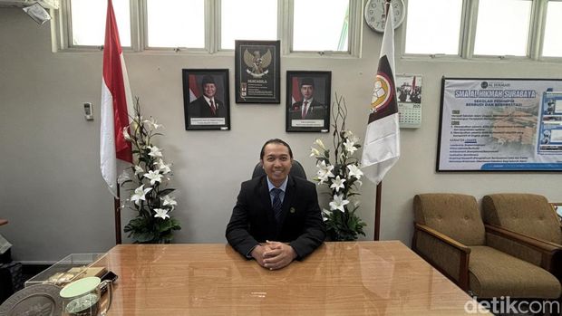 SMA Al Hikmah Surabaya Kepala SMA Al Hikmah Surabaya, Ansari Setyo Prabowo.