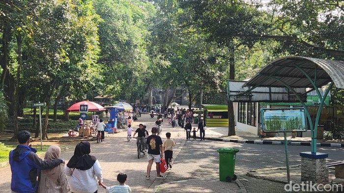 Suasana Ragunan saat libur cuti bersama Idul Adha. (Adrial/detikcom)
