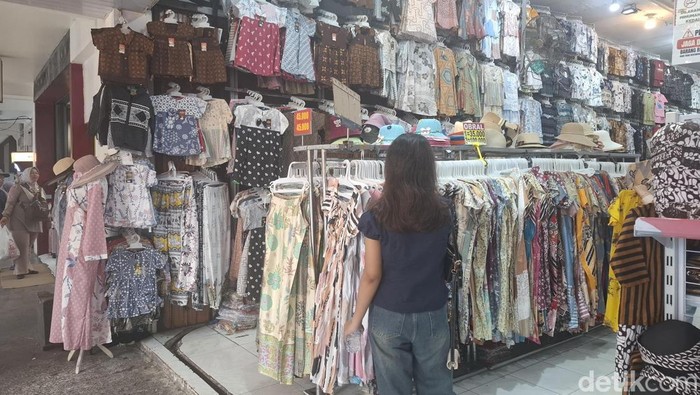 Suasana salah satu toko di kawasan Malioboro Jogja, Kamis (28/5/2026) tampak sepi pembeli.