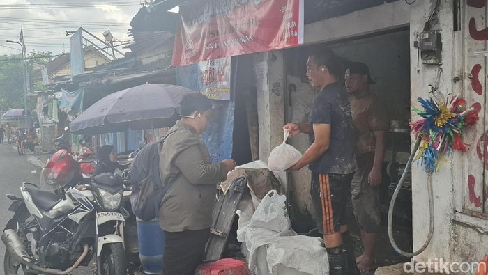 Suasana tempat jasa penggilingan daging banjir pelanggan saat Idul Adha 2026 di Wirobrajan, Kota Jogja, Kamis (28/5/2026).