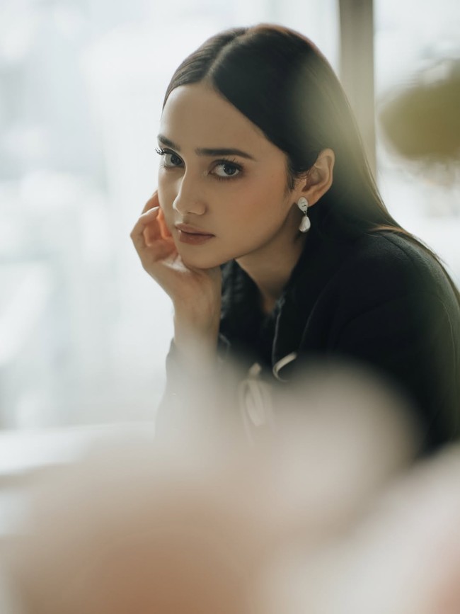 Chanel Métiers dArt yang dihadiri Syifa Hadju menjadi momen penting untuk rumah mode asal Prancis tersebut. Show tersebut menandai comeback event besar Chanel di Korea Selatan setelah 10 tahun. Foto: Dok. Instagram Syifa Hadju