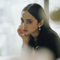 Chanel Métiers dArt yang dihadiri Syifa Hadju menjadi momen penting untuk rumah mode asal Prancis tersebut. Show tersebut menandai comeback event besar Chanel di Korea Selatan setelah 10 tahun. Foto: Dok. Instagram Syifa Hadju