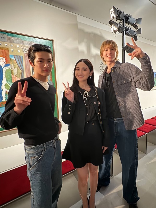 Syifa Hadju juga tampak foto bareng dua personel Cortis, Martin dan Keonho. Cortis merupakan grup K-Pop yang tengah naik daun dengan lagu-lagunya seperti Go dan JoyRide. Foto: Dok. Instagram Syifa Hadju