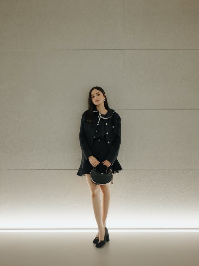 Syifa Hadju memilih gaya serba hitam saat menghadiri Chanel Métiers dArt 2026. Syifa mengenakan jaket tweed hitam yang dipadukan dengan tas dan sepatu Chanel warna sama. Foto: Dok. Instagram Syifa Hadju