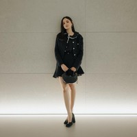 Syifa Hadju memilih gaya serba hitam saat menghadiri Chanel Métiers dArt 2026. Syifa mengenakan jaket tweed hitam yang dipadukan dengan tas dan sepatu Chanel warna sama. Foto: Dok. Instagram Syifa Hadju