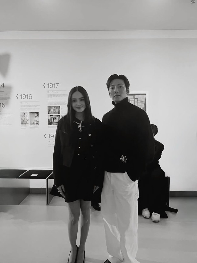 Selain memperlihatkan outfit yang dikenakannya untuk Chanel Métiers dArt 2026, Syifa Hadju juga memamerkan momen dirinya bertemu dengan aktor Ji Chang Wook. Foto: Dok. Instagram Syifa Hadju