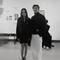 Selain memperlihatkan outfit yang dikenakannya untuk Chanel Métiers dArt 2026, Syifa Hadju juga memamerkan momen dirinya bertemu dengan aktor Ji Chang Wook. Foto: Dok. Instagram Syifa Hadju