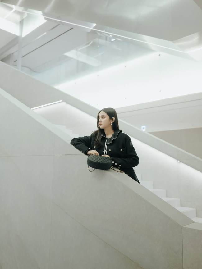 “From New York, beautifully brought to Seoul for Métiers d’Art. It was such a special evening. Thank you so much for having me @chanelofficial @matthieu_blazy,” tulis Syifa Hadju pada unggahan Instagramnya. Foto: Dok. Instagram Syifa Hadju