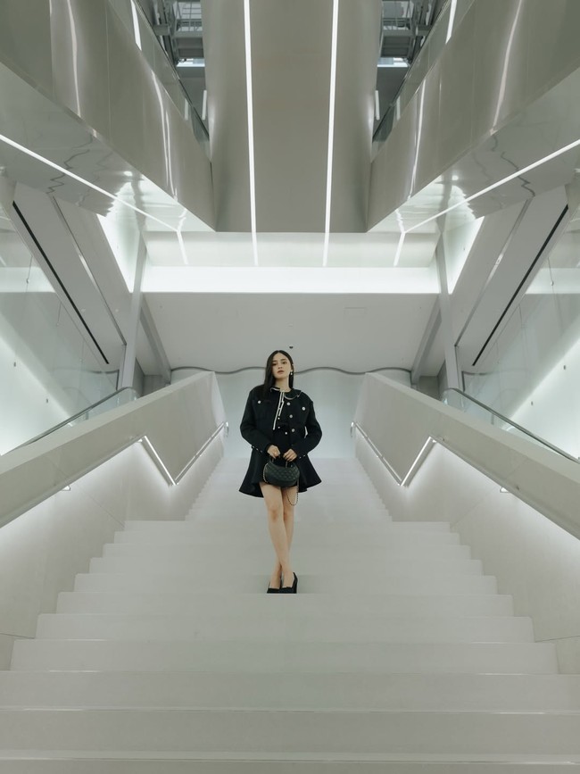 Melalui unggahan di Instagram, Syifa Hadju memperlihatkan momen dirinya duduk di front row Chanel Métiers dArt 2026. Usai show digelar, Syifa pun berkesempatan mengobrol dengan Creative Director Chanel Matthieu Blazy. Foto: Dok. Instagram Syifa Hadju
