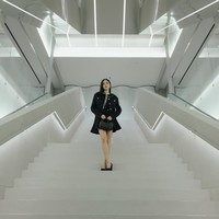 Melalui unggahan di Instagram, Syifa Hadju memperlihatkan momen dirinya duduk di front row Chanel Métiers dArt 2026. Usai show digelar, Syifa pun berkesempatan mengobrol dengan Creative Director Chanel Matthieu Blazy. Foto: Dok. Instagram Syifa Hadju