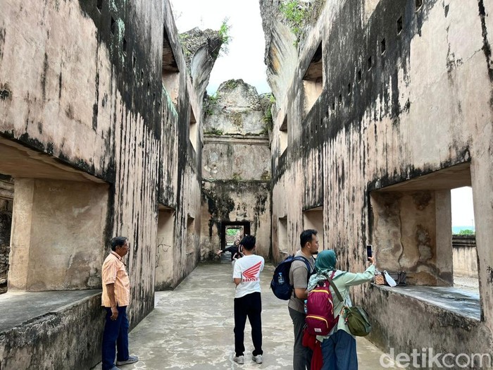 Taman Sari dan segala pesonanya selalu menarik untuk wisatawan yang liburan ke Jogja. Mau bule atau wisatawan domestik, semua dijamin jatuh cinta! 

Taman Sari berarti taman yang indah. Seperti namanya, Taman Sari menjadi salah satu iKON wisata Jogja yang tak lekang oleh waktu. 
hanya berjarak sepuluh menit berjalan kaki, taman ini dul dibangun oleh Sultan Hamengku Buwono I pada tahun 1757.