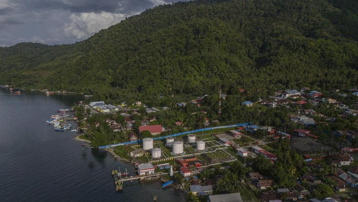 Foto udara Terminal Bahan Bakar Minyak (BBM) milik PT Pertamina (Persero) di Desa Babang, Pulau Bacan, Kabupaten Halmahera Selatan, Maluku Utara, Kamis (28/5/2026). Terminal transit BBM tersebut menyuplai kebutuhan bahan bakar minyak ke seluruh wilayah Kabupaten Halmahera Selatan, termasuk daerah kepulauan terluar dan terpencil yang sulit dijangkau, sehingga memudahkan nelayan dan masyarakat memperoleh BBM. ANTARA FOTO/Andri Saputra/tom.