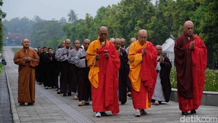 Sejumlah Bhikku melaksanakan tiga langkah Namaskara di Marga Utama, Candi Borobudur, Magelang, Jawa Tengah, Kamis (28/5/2026). Umat Budha melakukan prosesi tiga langka Namaskara bertujuan membersihkan diri lahir dan batin dari segala jenis kotoran sebagai makna pertobatan untuk menyambut detik-detik Waisak 2570 BE. ANTARA FOTO/Anis Efizudin/YU