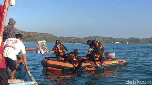 Tim Sar gabungan mengevakuasi jenazah nelayan yang hilang ketika mancing di perairan Teluk Awang, Desa Batu Nampar Selatan, Kecamatan Jerowaru, Lombok Timur, NTB, Kamis (28/5/2026).