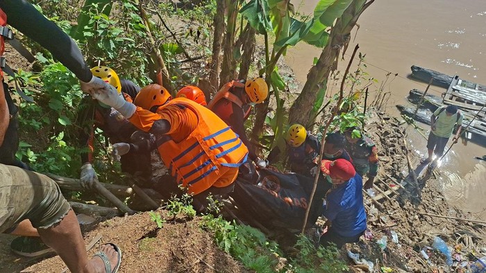 Tim SAR mengevakuasi pemancing yang tewas tenggelam di Sarolangun, Jambi