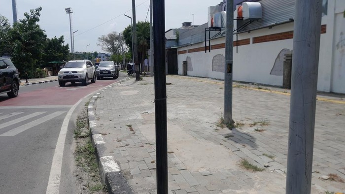 Trotoar terkelupas dan lubang menganga di tepi simpang Jalan Kejaksaan sudah ditutup. (Rechtin Hani Ritonga/detikSumut)
