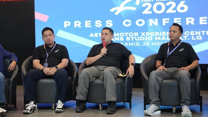 Wali Kota Makassar Munafri Appi Arifuddin (tengah).