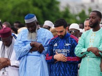 Video: Gaya Wali Kota New York Zohran Mamdani Salat Id Pakai Gamis Arsenal