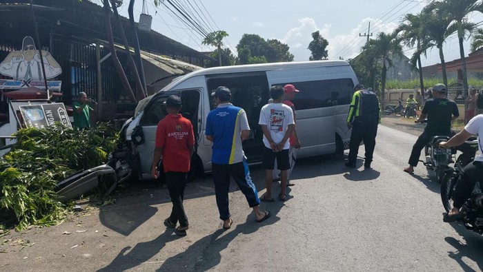 Mobil Hiace rombongan wisatawan China kecelakaan di Malang