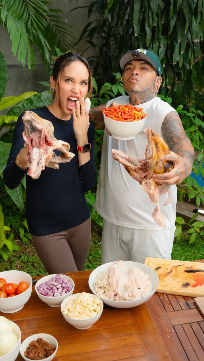 Yuk Intip! Keseruan Cinta Laura Masak Kepala Kambing Bareng King Abdi
