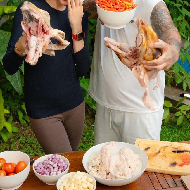 Yuk Intip! Keseruan Cinta Laura Masak Kepala Kambing Bareng King Abdi