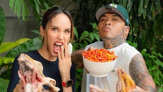 Yuk Intip! Keseruan Cinta Laura Masak Kepala Kambing Bareng King Abdi