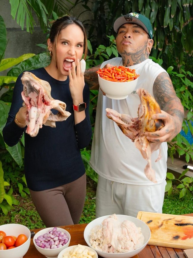 Yuk Intip! Keseruan Cinta Laura Masak Kepala Kambing Bareng King Abdi