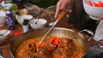 Yuk Intip! Keseruan Cinta Laura Masak Kepala Kambing Bareng King Abdi