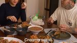 Yuk Intip! Keseruan Cinta Laura Masak Kepala Kambing Bareng King Abdi