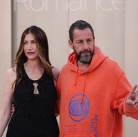 Adam Sandler Pakai Hoodie ke Premier Film, Gayanya Disebut Mempermalukan Istri