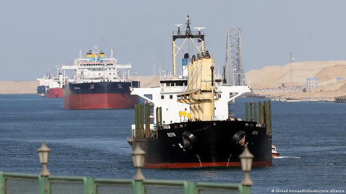 Terusan Suez adalah bentang alam buatan manusia di Mesir, oleh karena itu mereka diizinkan untuk memungut biaya transit dengan alasan biaya pembangunannya (Ahmed Gomaa/Xinhua/picture alliance)