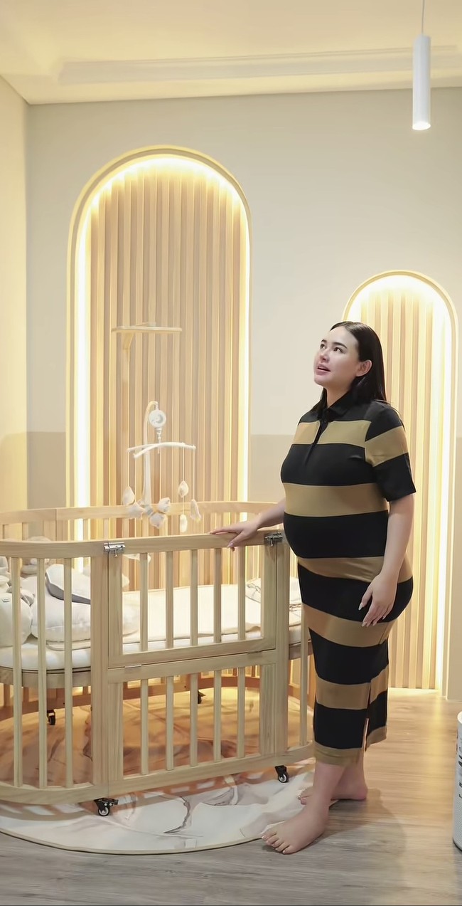 Melalui akun Instagram pribadinya Amanda Manopo membagikan video singkat yang memperlihatkan kamar calon bayinya yang baru rampung. Berkonsep skandinavian, kamar tersebut didominasi oleh warna-warna earth tone. Foto: Instagram/@amandamanopo