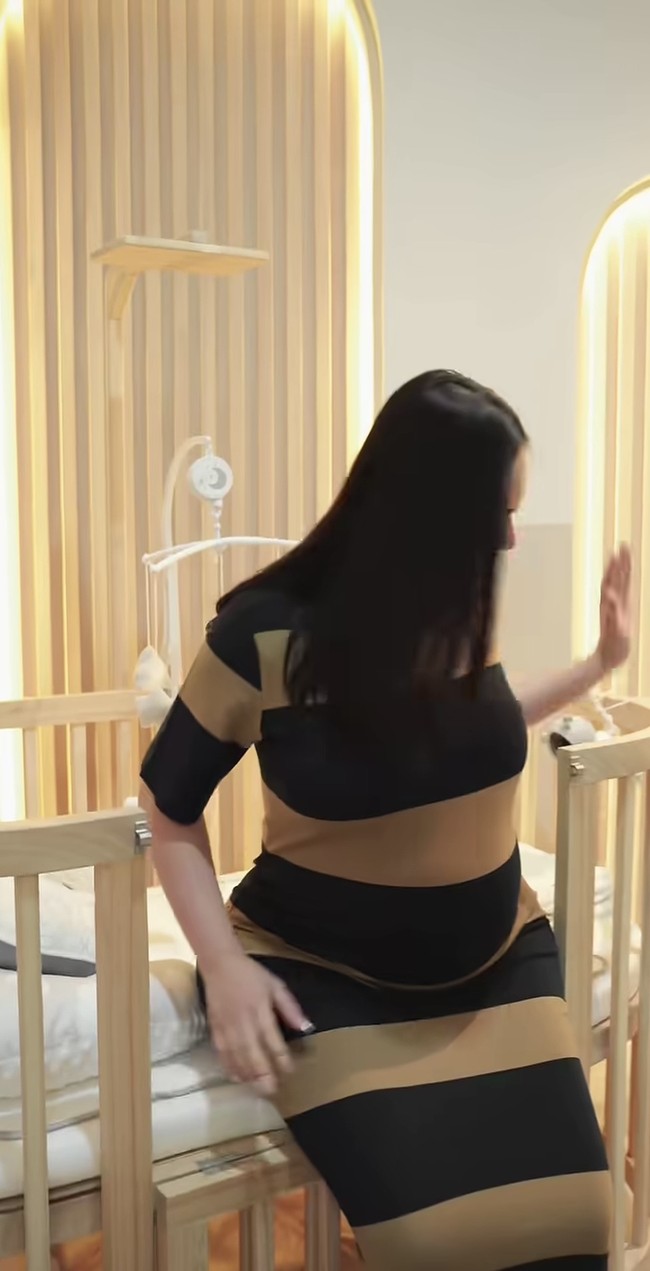 Baby crib yang spesial dipesan oleh Amanda bahkan kuat untuk diduduki orang dewasa. Baby crib tersebut tampak simpel dengan rangka kayu berwarna coklat terang. Foto: Instagram/@amandamanopo