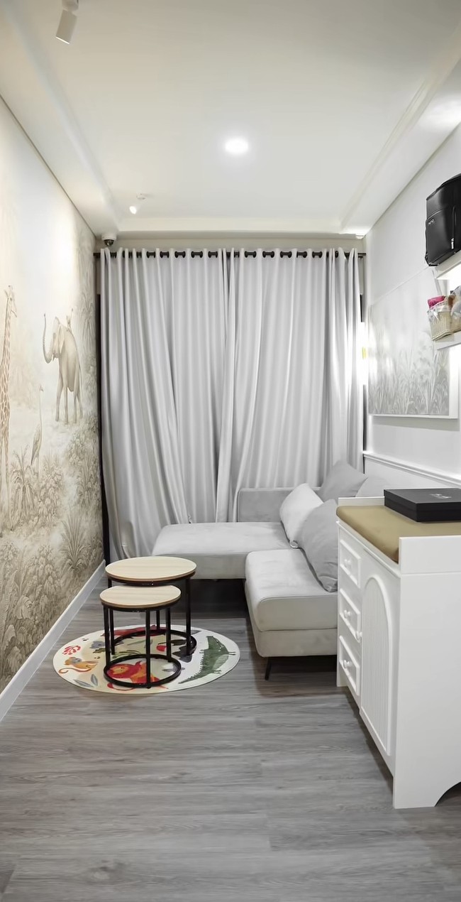 Kamar tersebut juga dilengkapi dengan sofa yang kelak akan digunakan Amanda untuk menyusui atau menidurkan bayinya. Di depan sofa abu-abu tersebut terdapat meja kecil dan minimalis yang bisa digunakan untuk meletakkan barang. Foto: Instagram/@amandamanopo