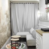 Kamar tersebut juga dilengkapi dengan sofa yang kelak akan digunakan Amanda untuk menyusui atau menidurkan bayinya. Di depan sofa abu-abu tersebut terdapat meja kecil dan minimalis yang bisa digunakan untuk meletakkan barang. Foto: Instagram/@amandamanopo