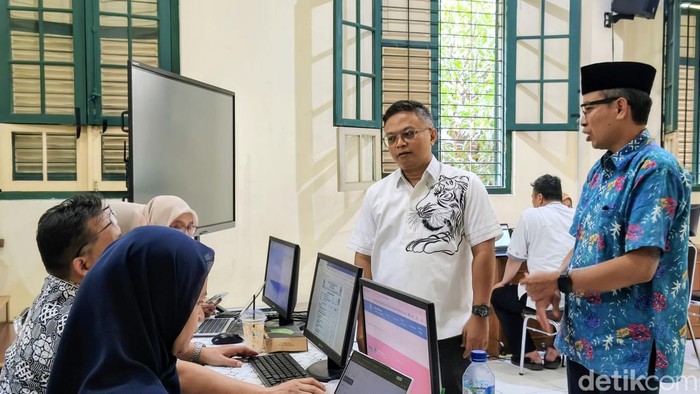 Anggota Komisi V DPRD Jabar, Zaini Sholati saat meninjau SPMB Sekolah Maung di SMAN 3 Bandung