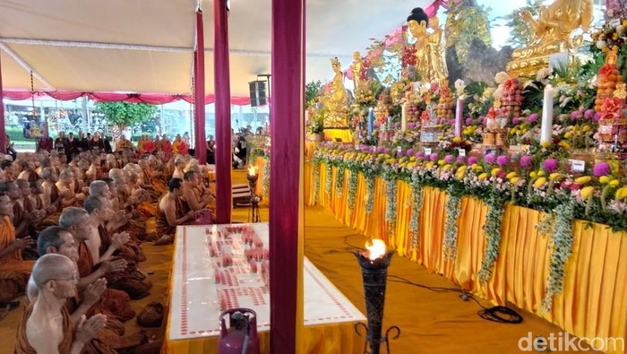 Api dharma yang diambil dari Mrapen disemayamkan di Candi Mendut, Kabupaten Magelang, Jumat (29/5/2026).