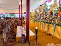 Api Dharma Waisak Disemayamkan di Candi Mendut