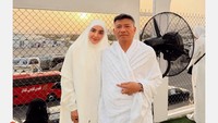 Momen ini terlihat dalam Instagram keduanya. Tidak semua perjalanan membawa kita lebih jauh. Ada juga perjalanan yang membawa hati lebih dekat kepada Allah SWT 🤍 - Haji 2026 • Baitullah, tulisnya dalam Instagram keduanya dilihat detikcom, Sabtu (30/5/2026). Foto: dok instagram Ashanty dan Anang Hermansyah