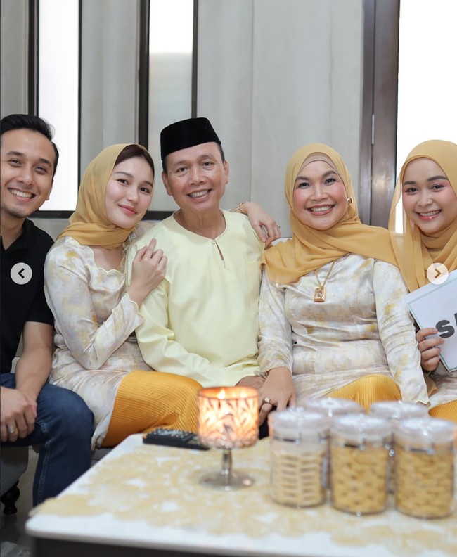 Ibunda Ayu Ting Ting, Umi Kalsum, membagikan momen Idul Adha 2026 keluarganya ke Instagram. Salah satu yang mencuri perhatian ialah kehadiran Kevin Gusnadi, pria yang digosipkan sedang dekat dengan Ayu Ting Ting. Foto: Instagram/@mom_ayting92_